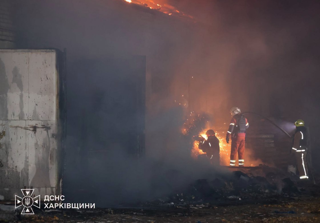 Російська "Бандероль" вдарила по Харкову: виникли пожежі, пошкоджені вантажівки, - ДСНС